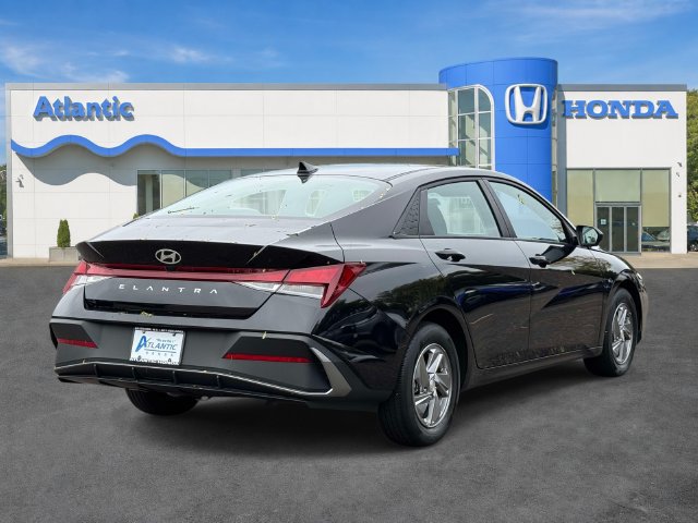 Used 2025 Hyundai Elantra SE FWD image 5