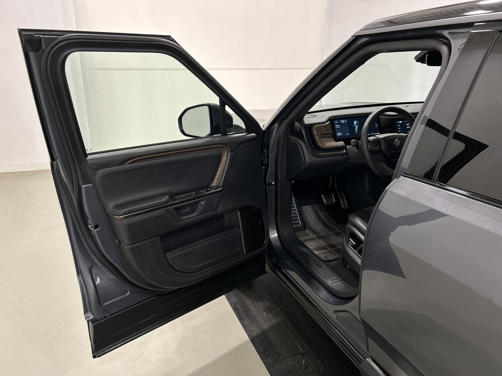 Used 2025 Rivian R1S Premium image 16