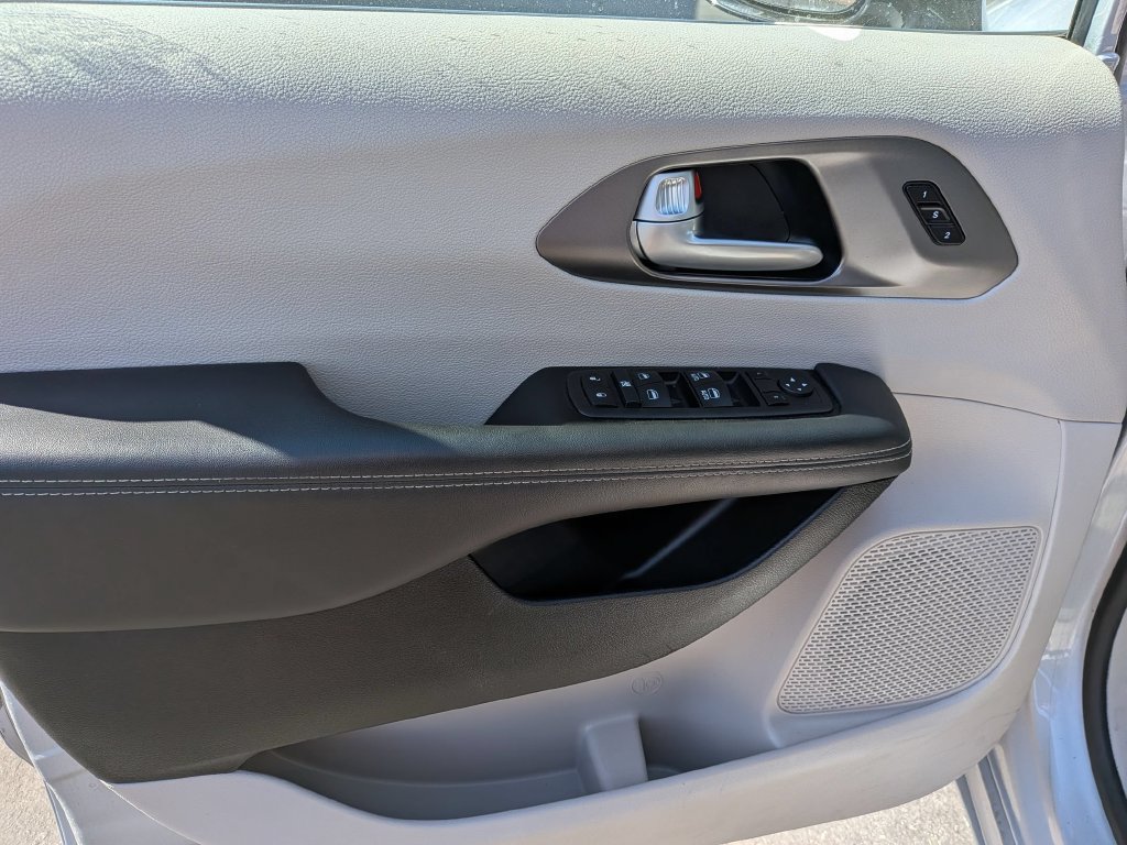 Used 2024 Chrysler Pacifica Touring-L FWD image 10