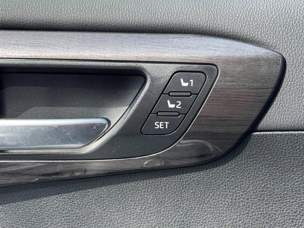 Used 2024 Toyota Highlander Platinum image 19