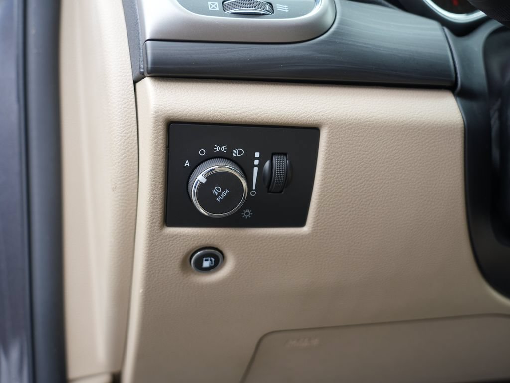 Used 2019 Jeep Grand Cherokee Laredo AWD/4WD image 16
