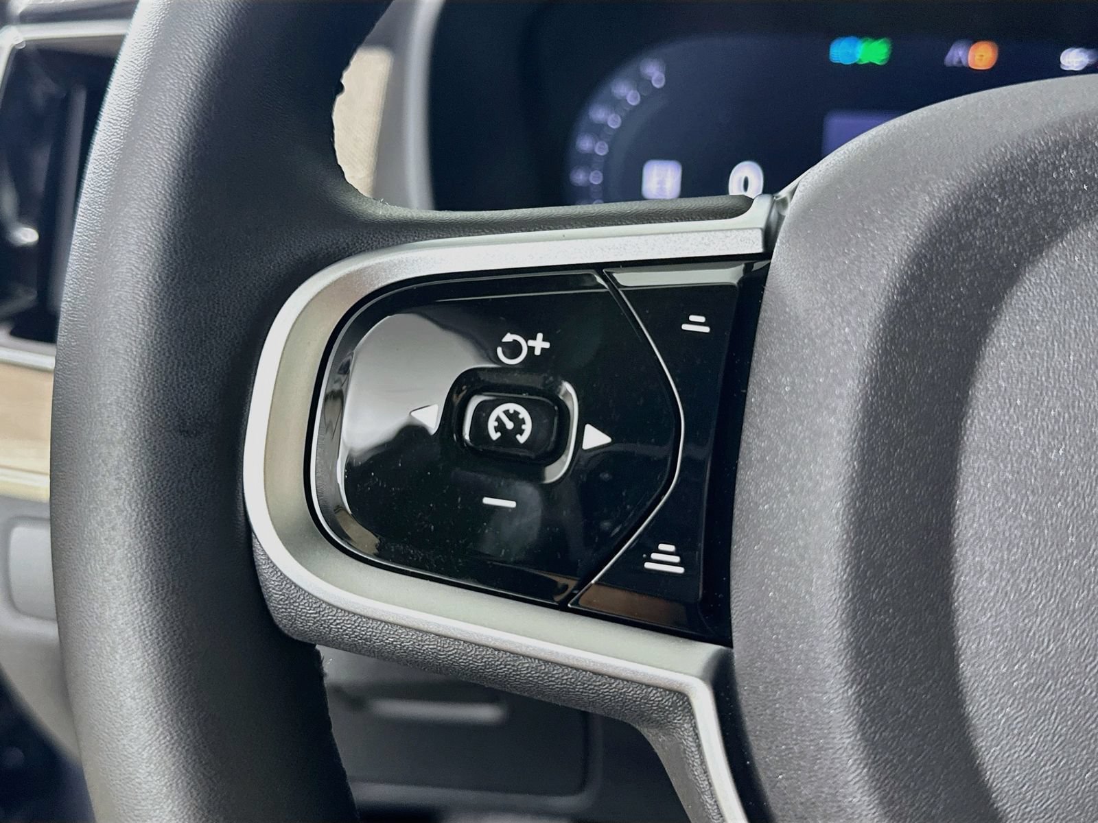 New 2026 Volvo XC90 T8 Plus w/ Protection Package Premier AWD/4WD image 18