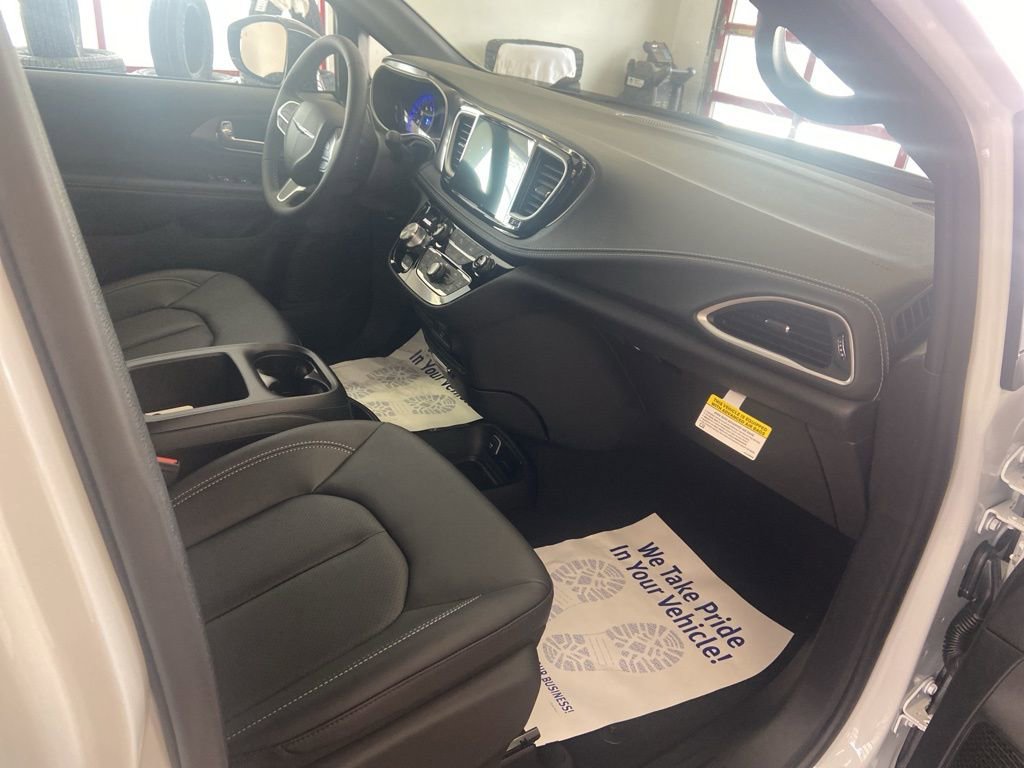 New 2026 Chrysler Pacifica Select FWD image 23