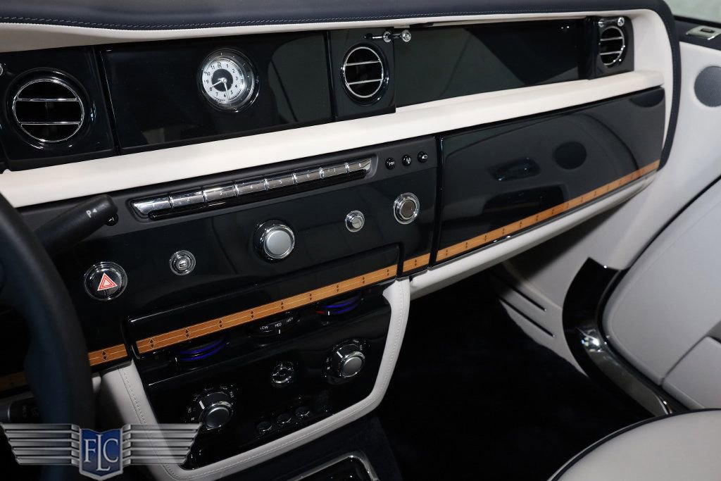 Used 2017 Rolls-Royce Phantom Drophead Coupe image 33