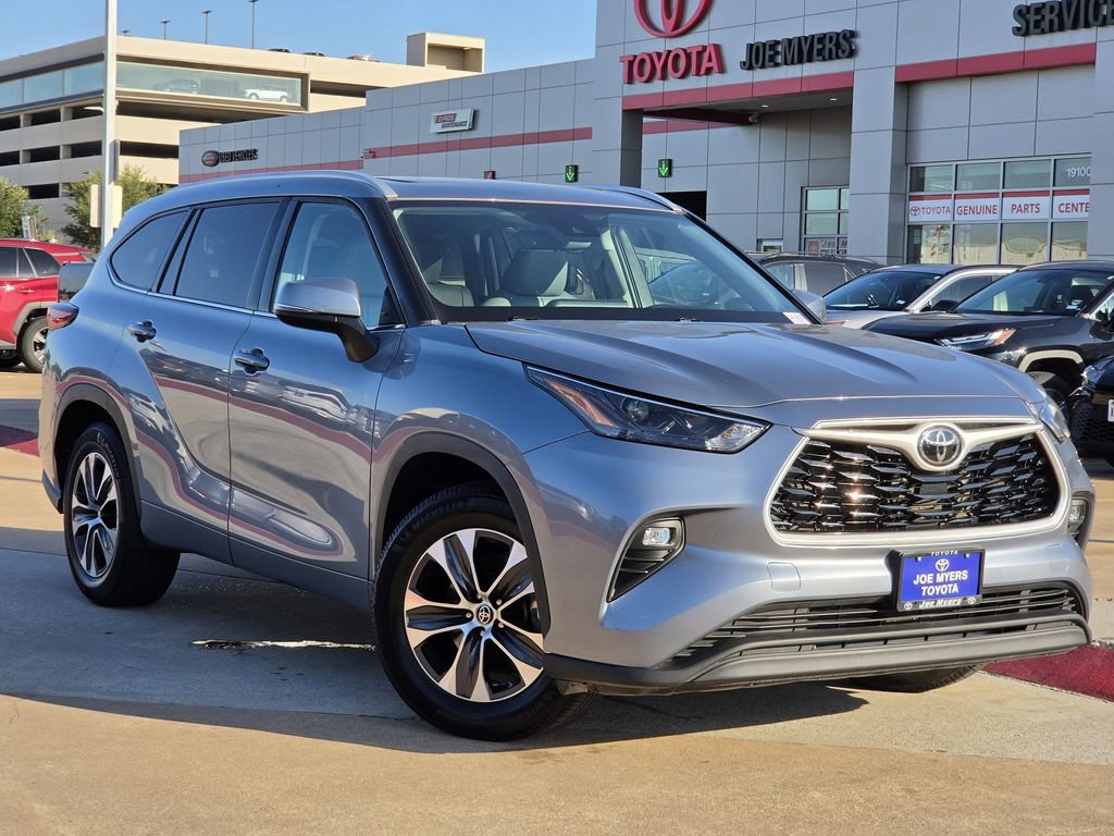 Used 2022 Toyota Highlander XLE FWD image 2