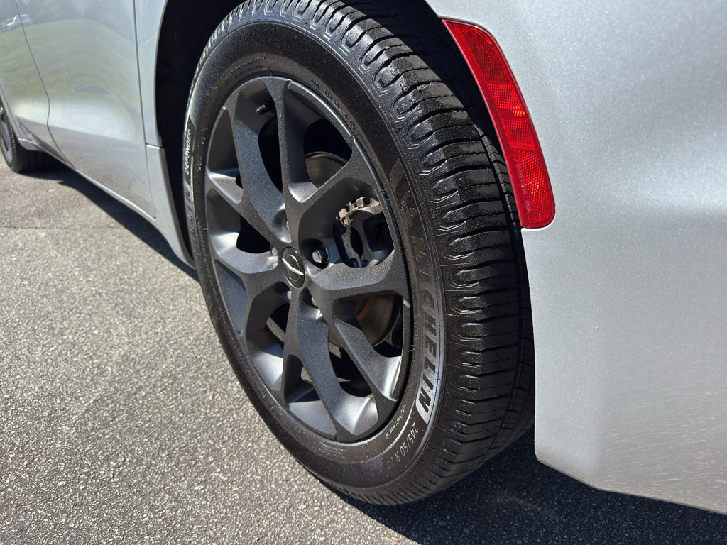 Used 2022 Chrysler Pacifica Touring-L w/ S Appearance Package FWD image 8