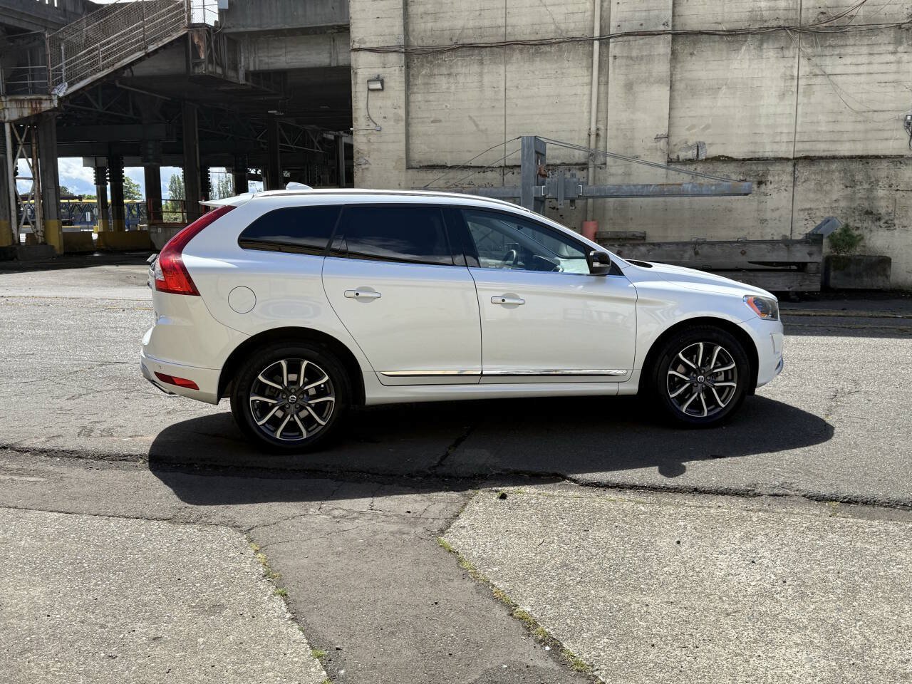Used 2017 Volvo XC60 T6 Dynamic w/ Preferred Option Package AWD/4WD image 12
