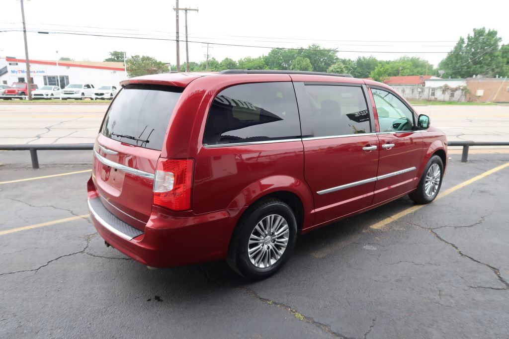 Used 2013 Chrysler Town & Country Touring-L w/ Driver Convenience Group FWD image 3