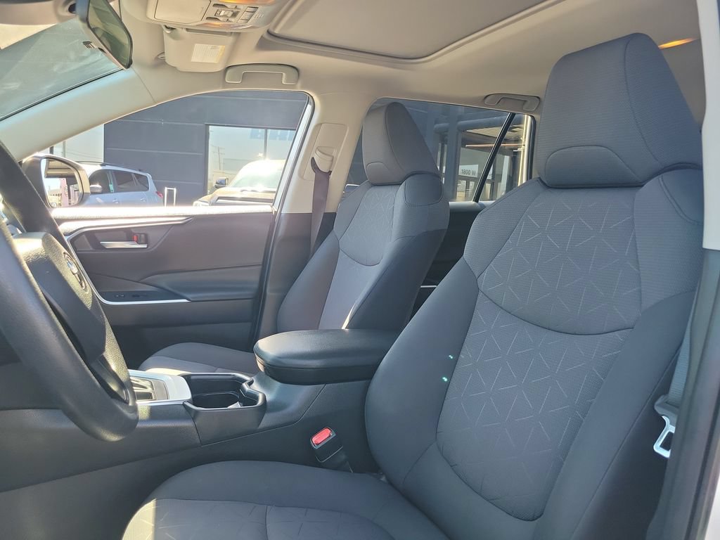 Used 2019 Toyota RAV4 XLE w/ Convenience Package FWD image 21