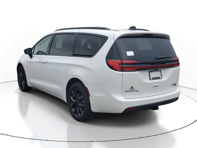 New 2027 Chrysler Pacifica Limited w/ Family Tech Group AWD/4WD image 3
