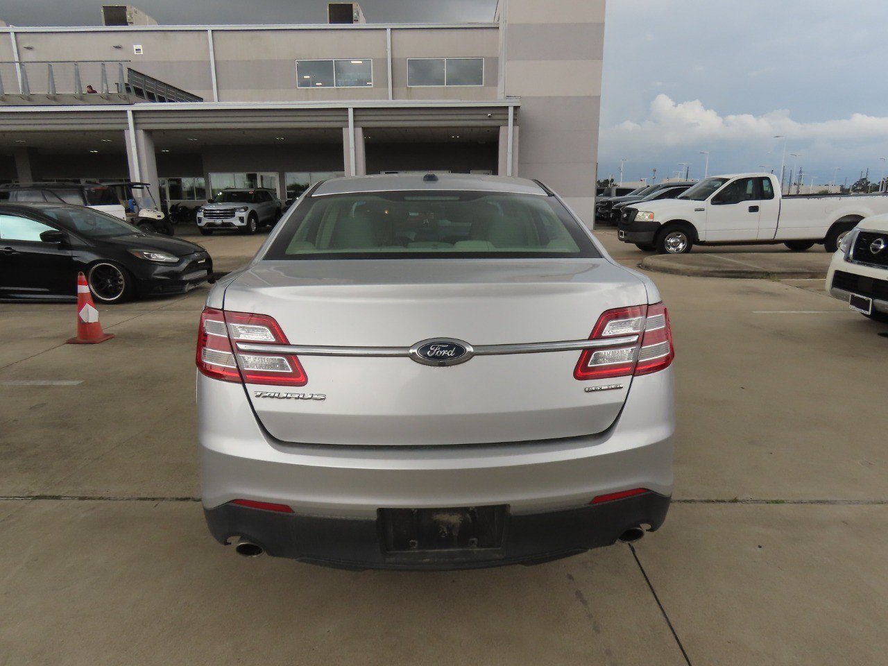 Used 2017 Ford Taurus SE FWD image 13