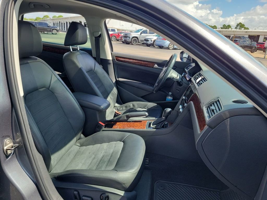 Used 2012 Volkswagen Passat TDI SEL Premium FWD image 27