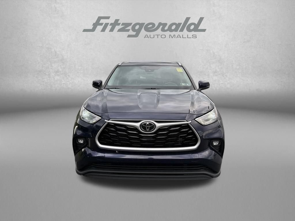 Used 2022 Toyota Highlander XLE AWD/4WD image 2