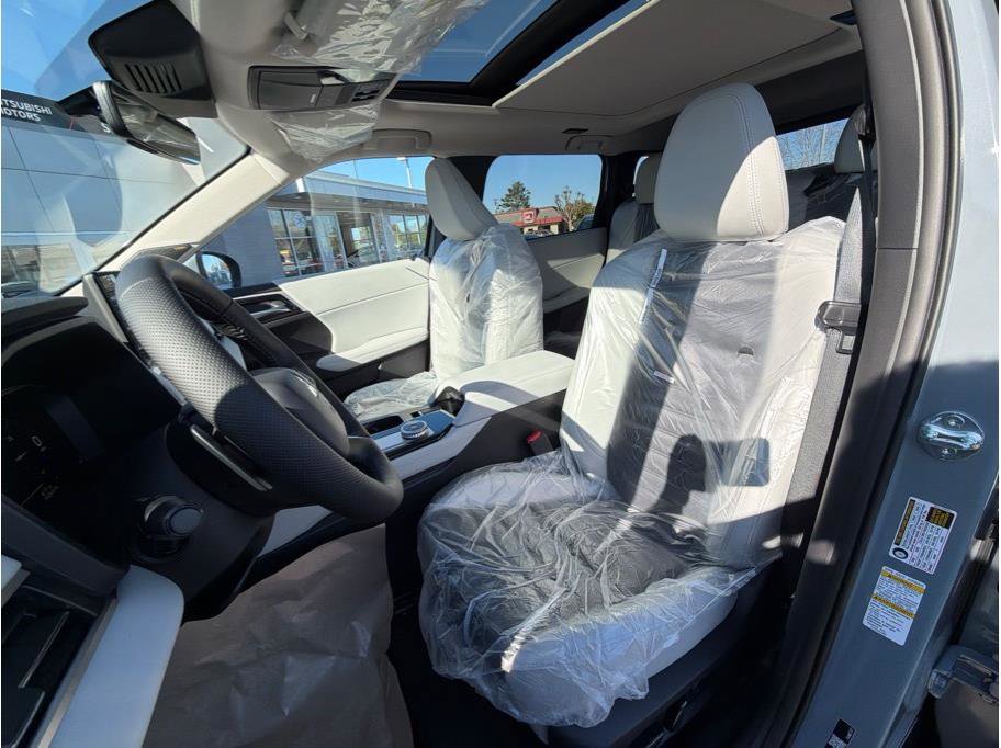 New 2026 Mitsubishi Outlander LE image 16