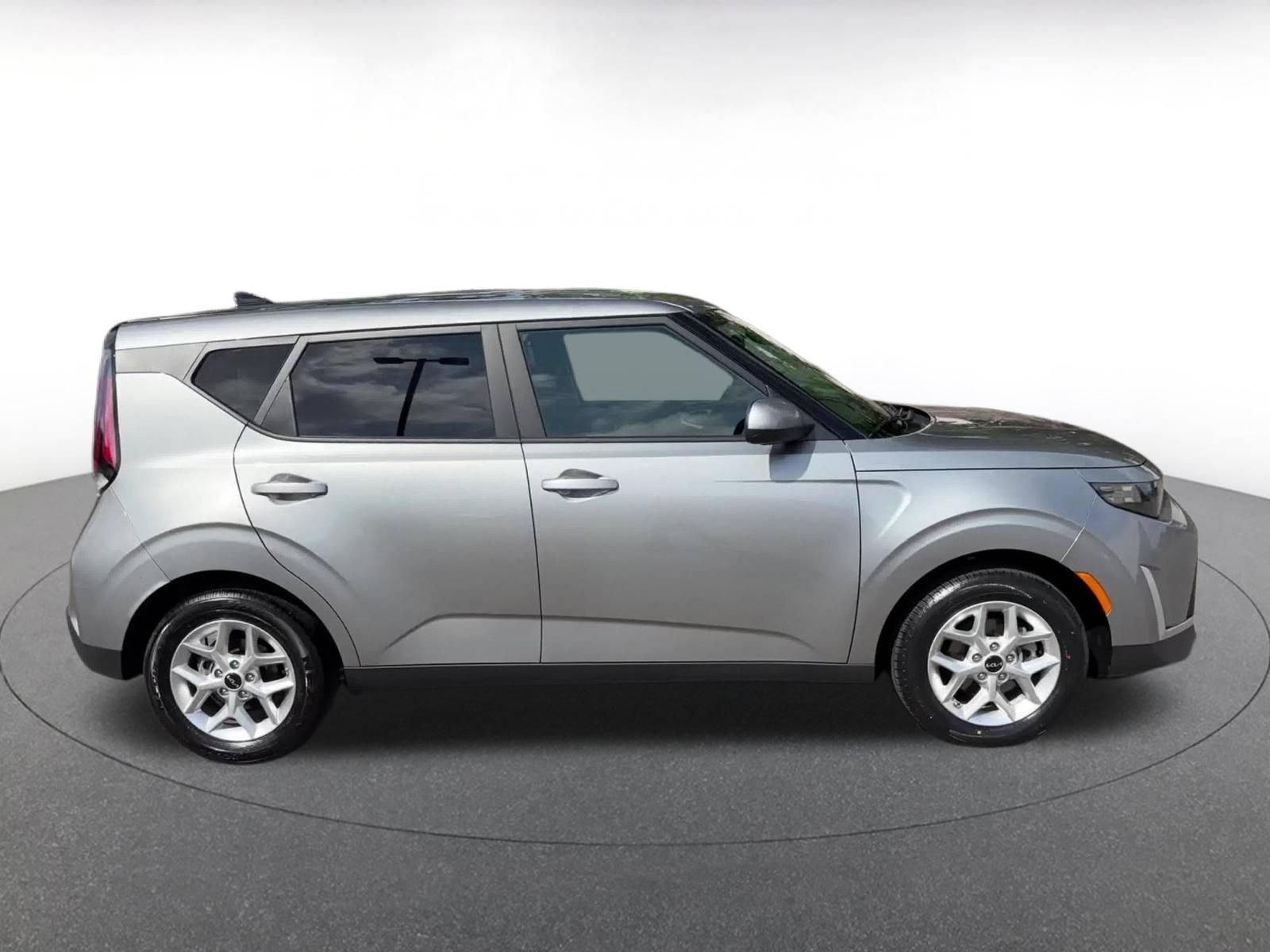 Used 2025 Kia Soul LX w/ LX Technology Package FWD image 16