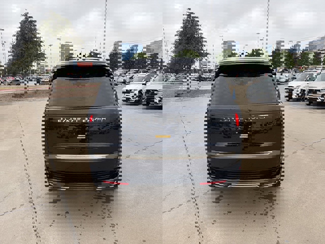 Used 2025 Land Rover Range Rover Long Wheelbase Autobiography image 4