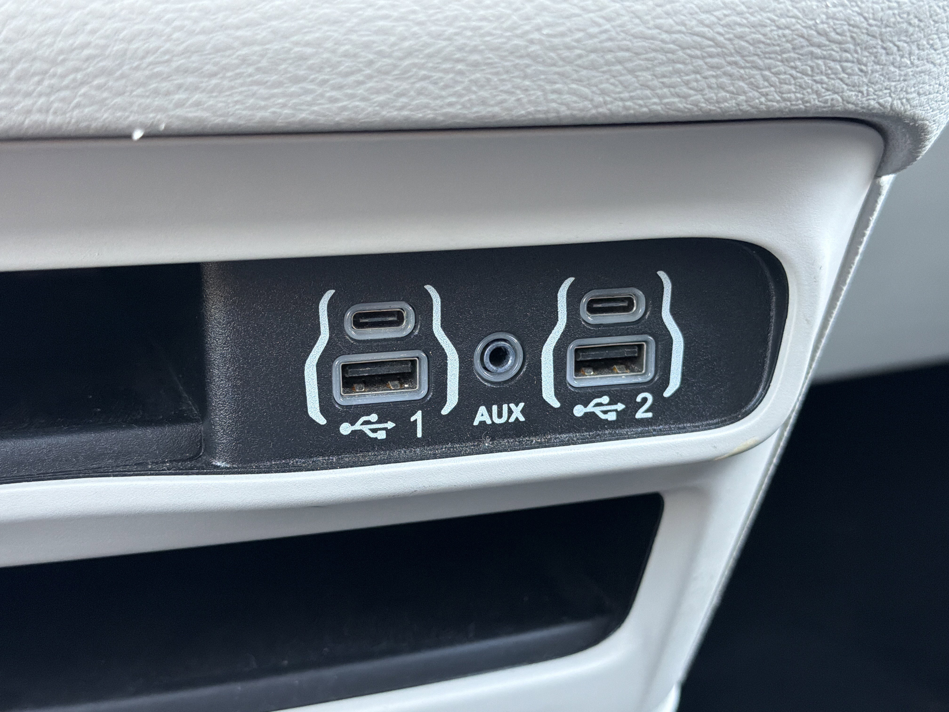 Used 2024 Chrysler Pacifica Touring-L FWD image 7