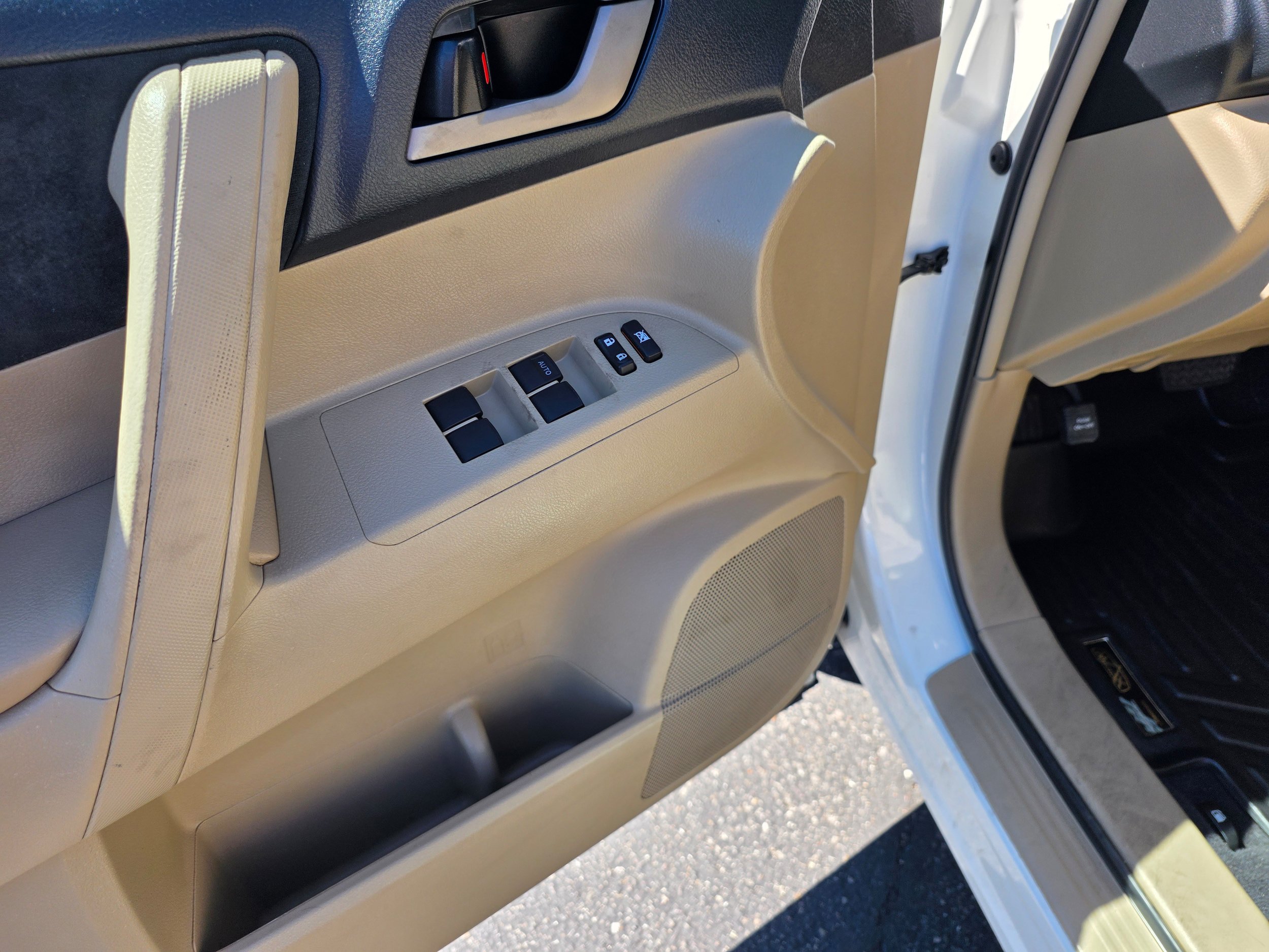 Used 2012 Toyota Highlander FWD w/ Tech Pkg image 12