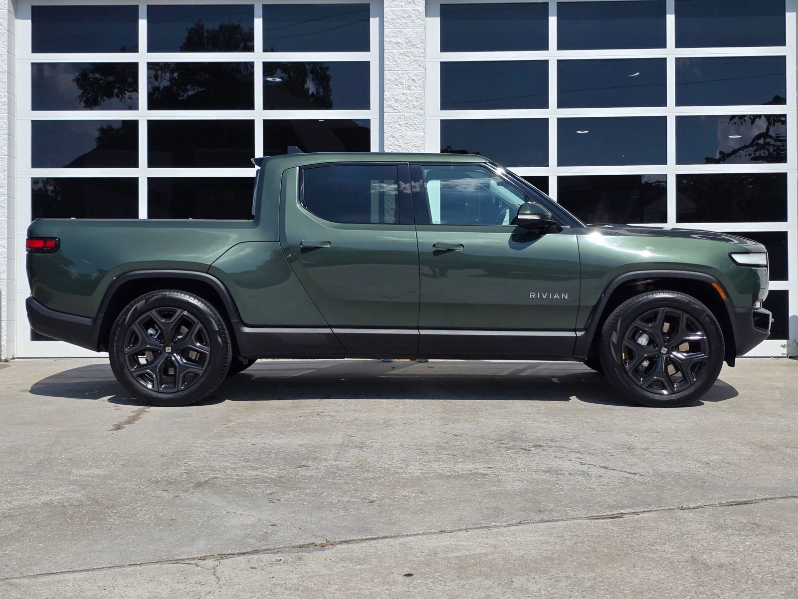 Used 2024 Rivian R1T Adventure AWD/4WD image 3