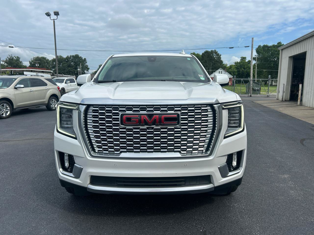 Used 2021 GMC Yukon Denali w/ Denali Premium Package AWD/4WD image 2