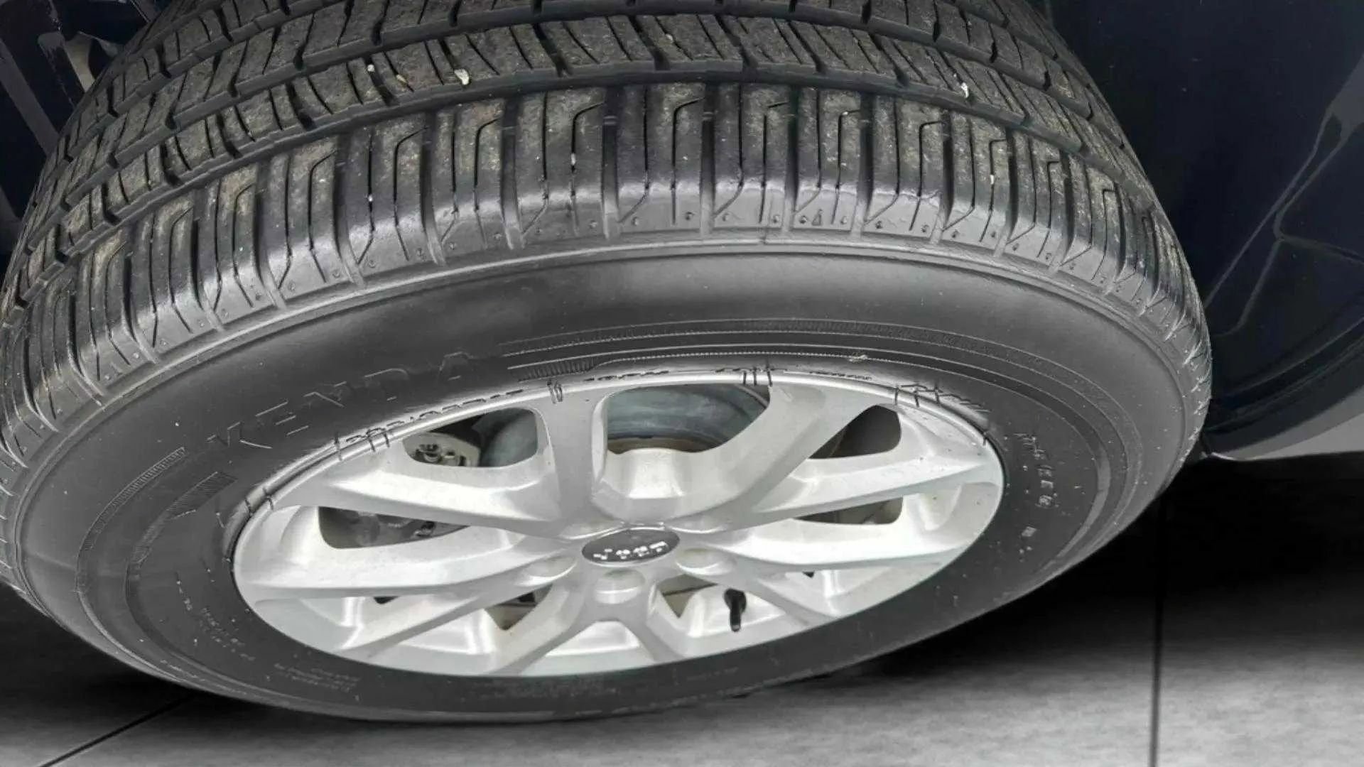 Used 2017 Jeep Cherokee Latitude w/ Comfort/Convenience Group image 31