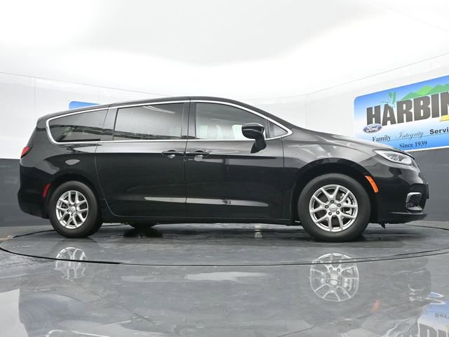 Used 2025 Chrysler Pacifica Select image 25