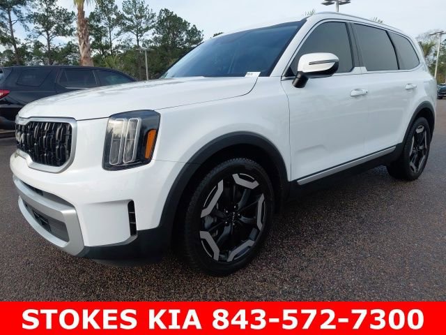 Used 2023 Kia Telluride EX w/ EX Captain's Chair Package image 2
