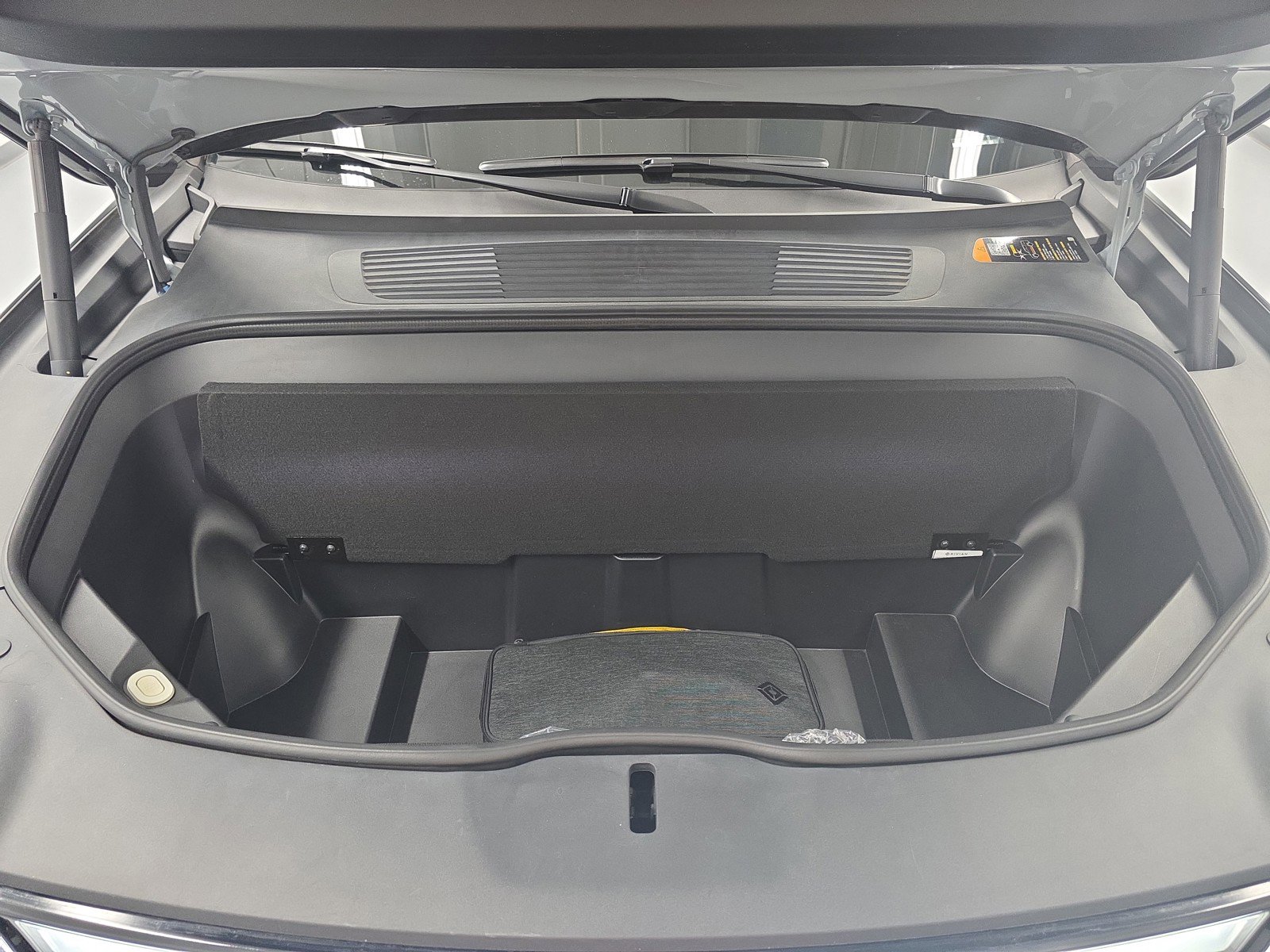 Used 2024 Rivian R1S Adventure image 14