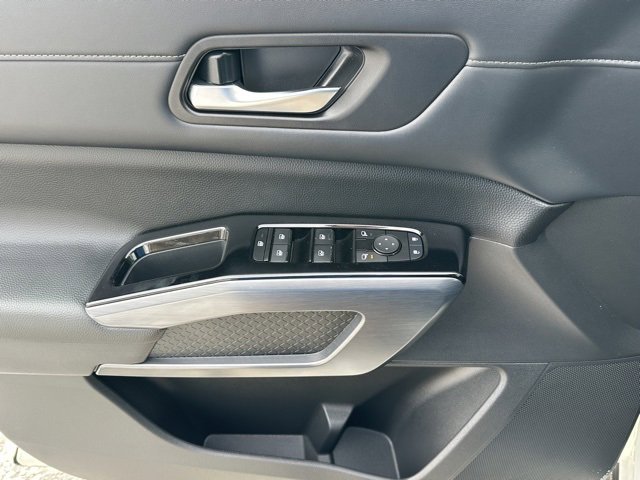 Certified 2024 Nissan Pathfinder SL image 19