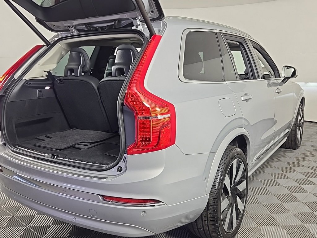 Certified 2025 Volvo XC90 T8 Plus image 9