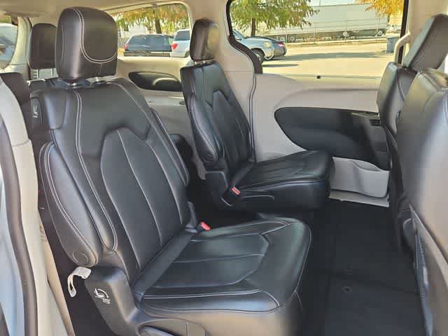 Used 2023 Chrysler Pacifica Touring-L FWD image 18