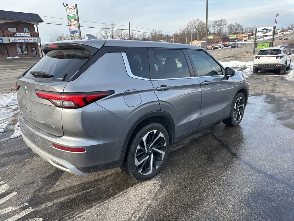 Used 2022 Mitsubishi Outlander SE image 3