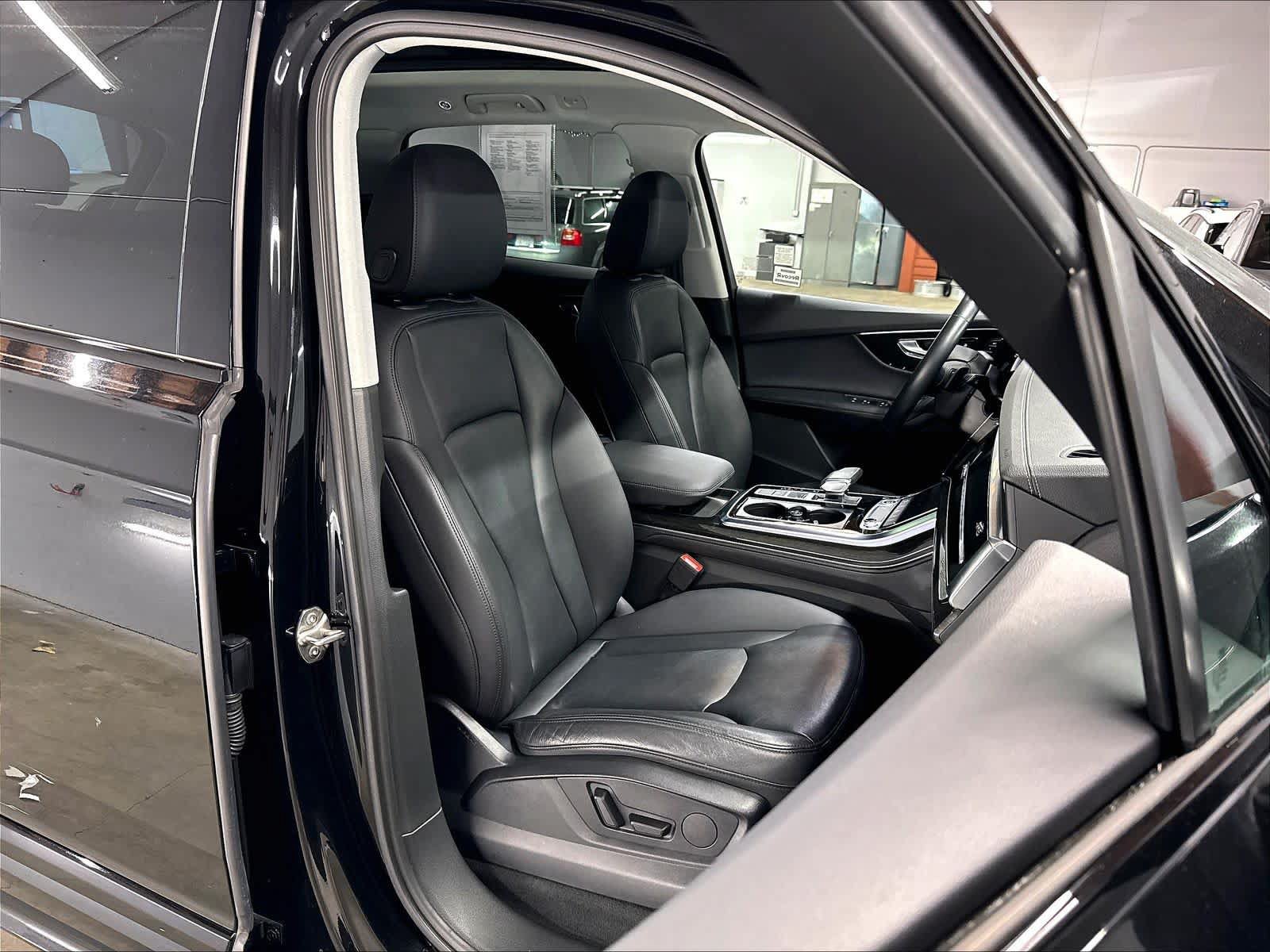 Used 2023 Audi Q7 3.0T Premium Plus w/ Premium Plus Package AWD/4WD image 11