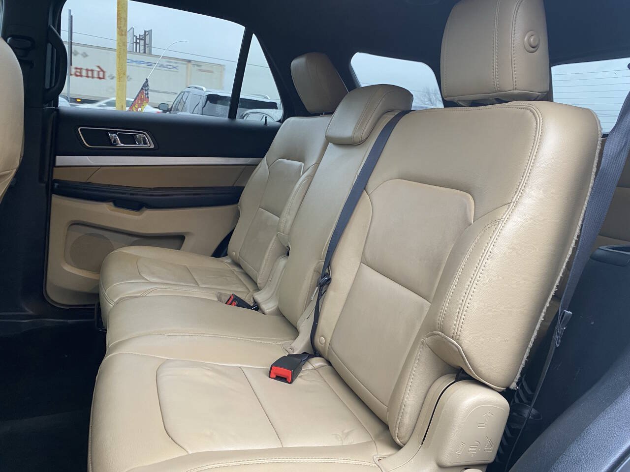 Used 2017 Ford Explorer XLT w/ Equipment Group 202A AWD/4WD image 19
