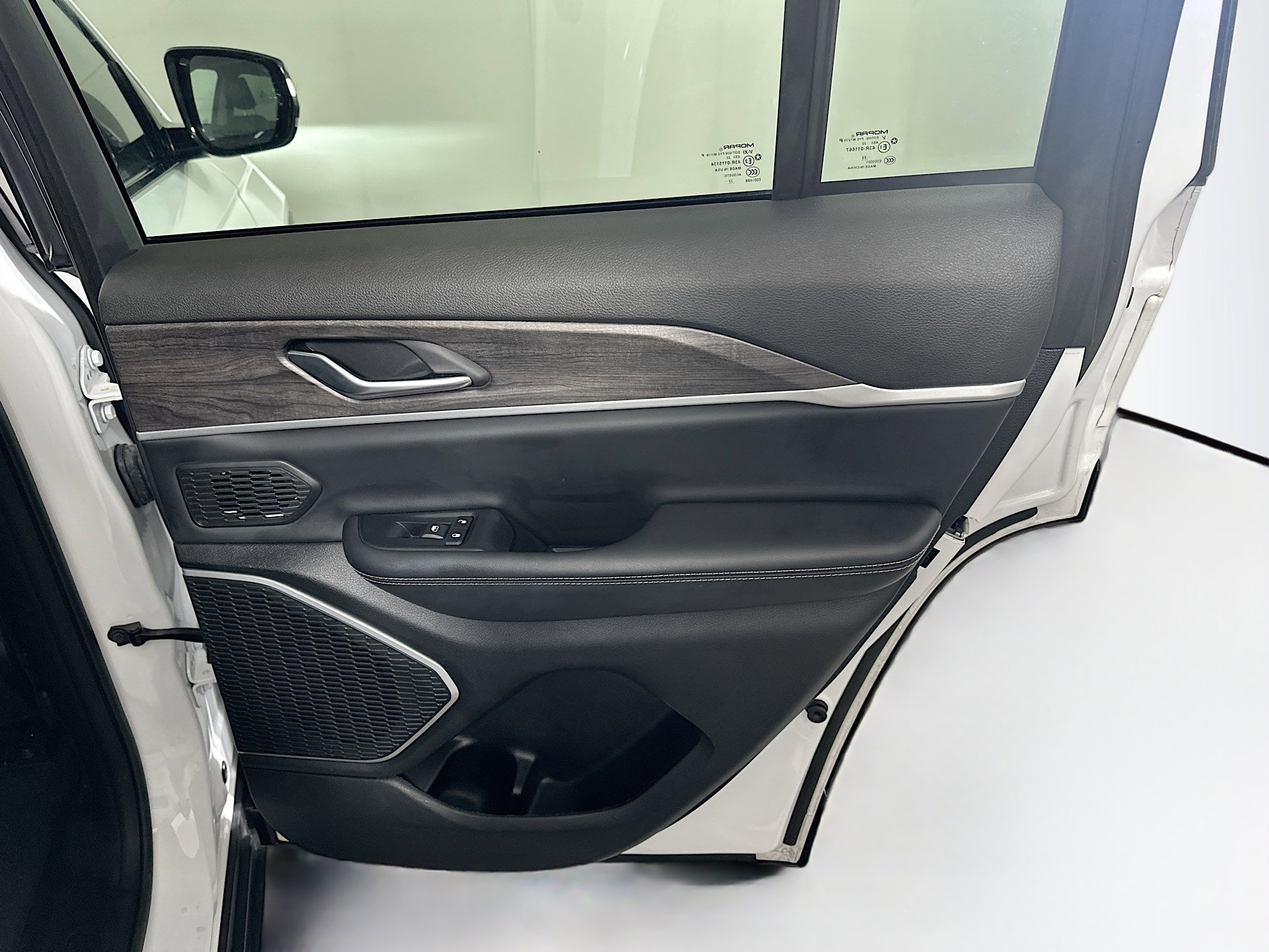 Used 2023 Jeep Grand Cherokee Limited image 30