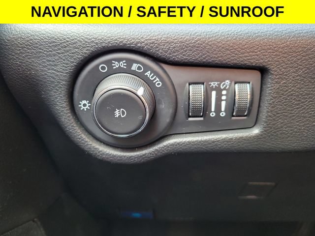 Used 2025 Chrysler Pacifica Limited FWD image 13