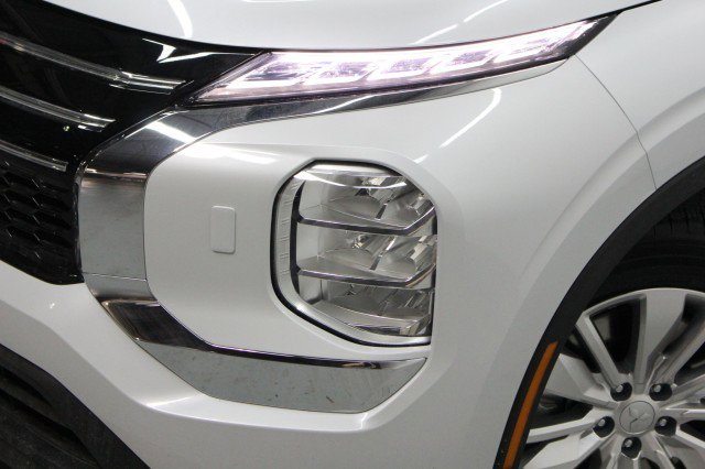 New 2026 Mitsubishi Outlander ES image 2
