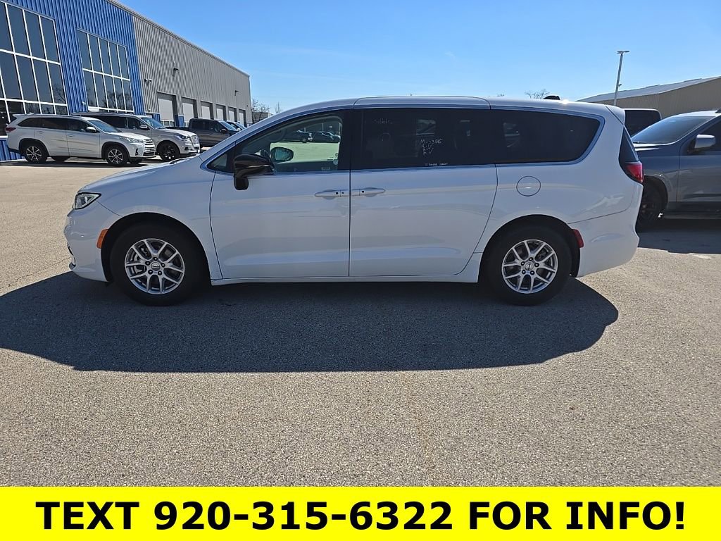 Used 2024 Chrysler Pacifica Touring-L image 3