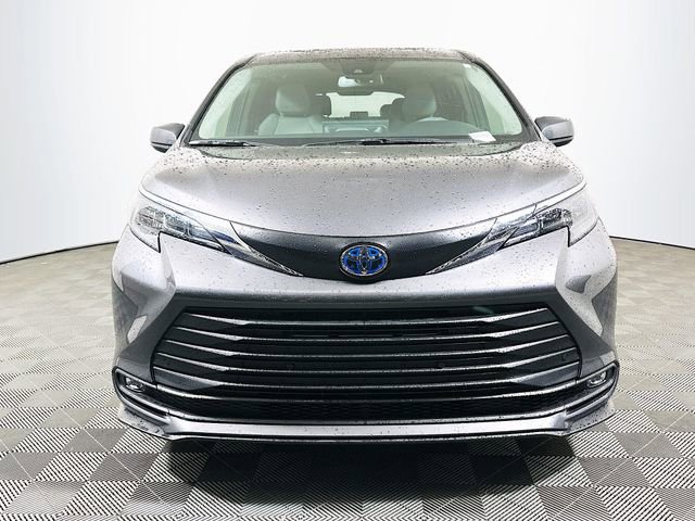 Used 2025 Toyota Sienna XLE image 3
