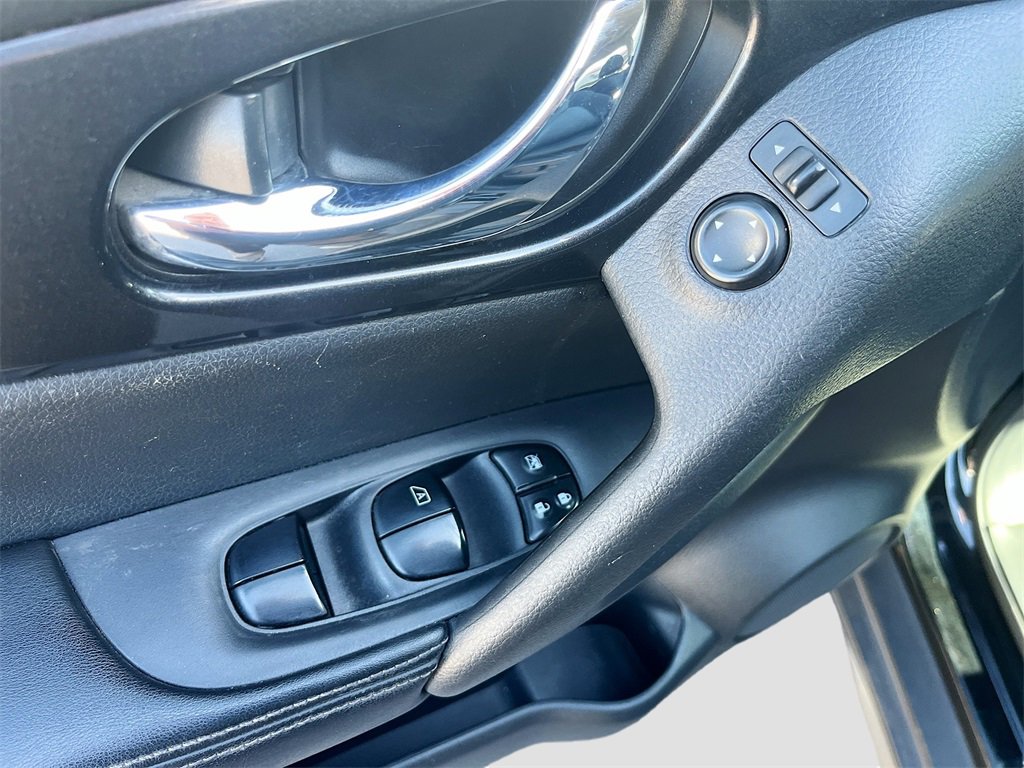 Used 2017 Nissan Rogue SV image 17