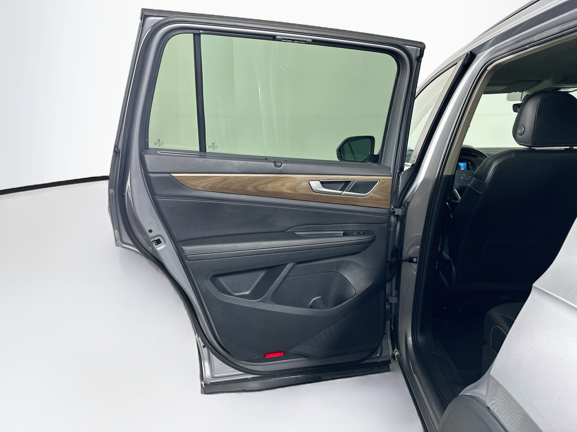 Used 2025 Volkswagen Atlas SE FWD image 25