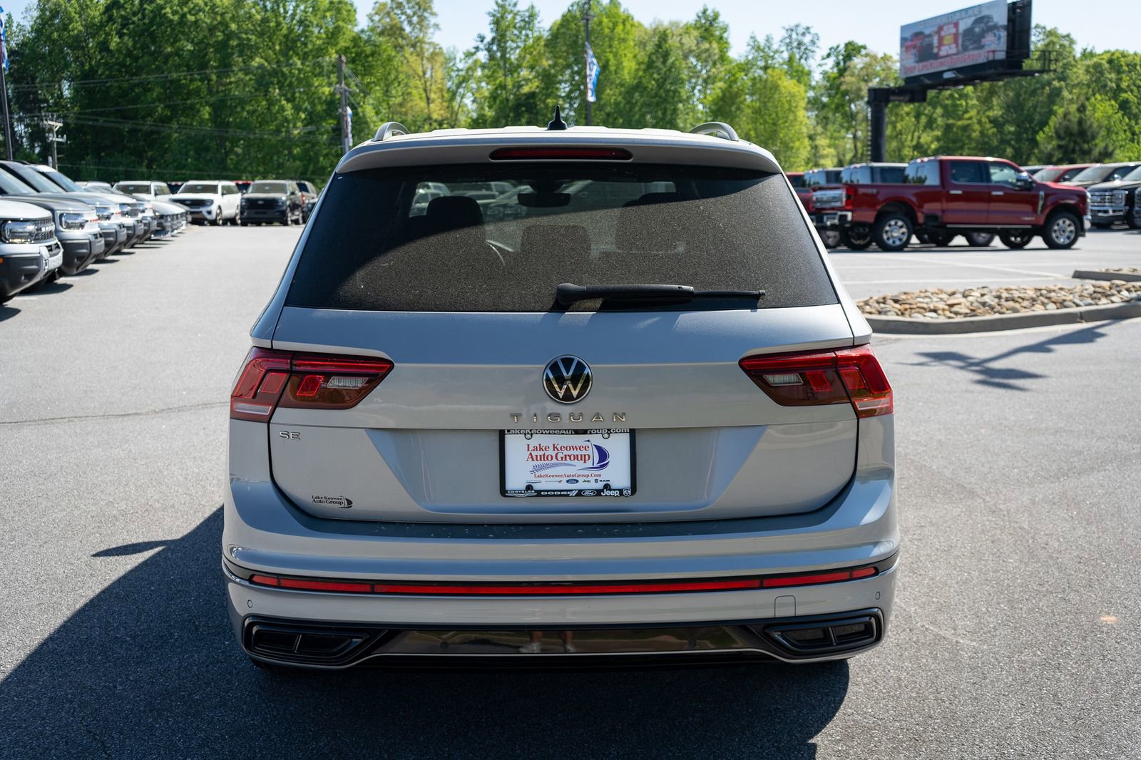 Used 2023 Volkswagen Tiguan SE R-Line FWD image 8