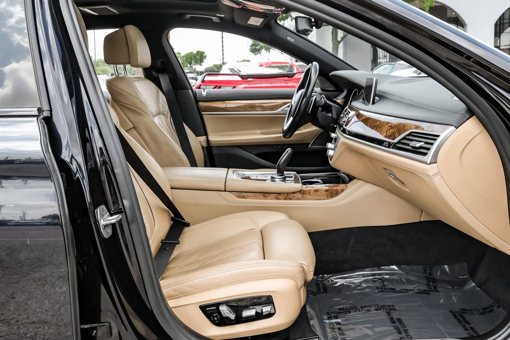 Used 2019 BMW 750i xDrive w/ M Sport Package AWD/4WD image 40
