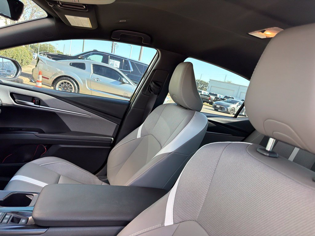 Used 2026 Toyota Camry SE w/ Convenience Package FWD image 5