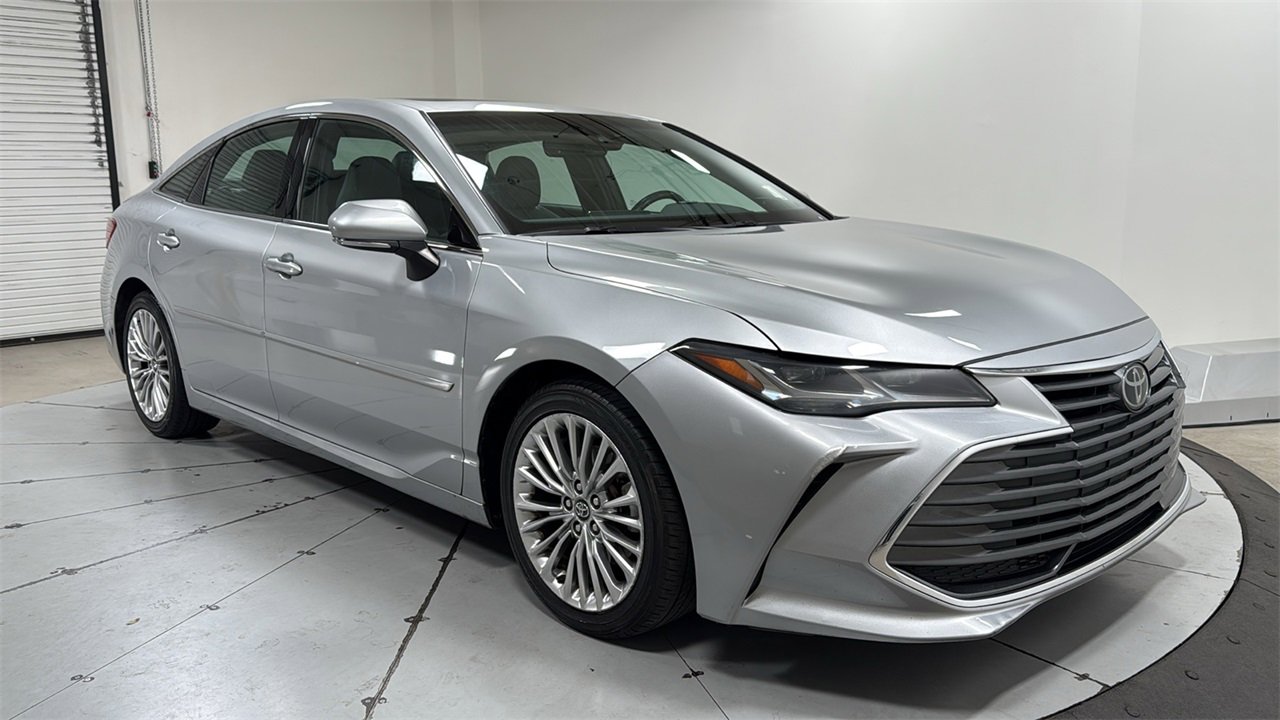 Used 2020 Toyota Avalon Limited image 3