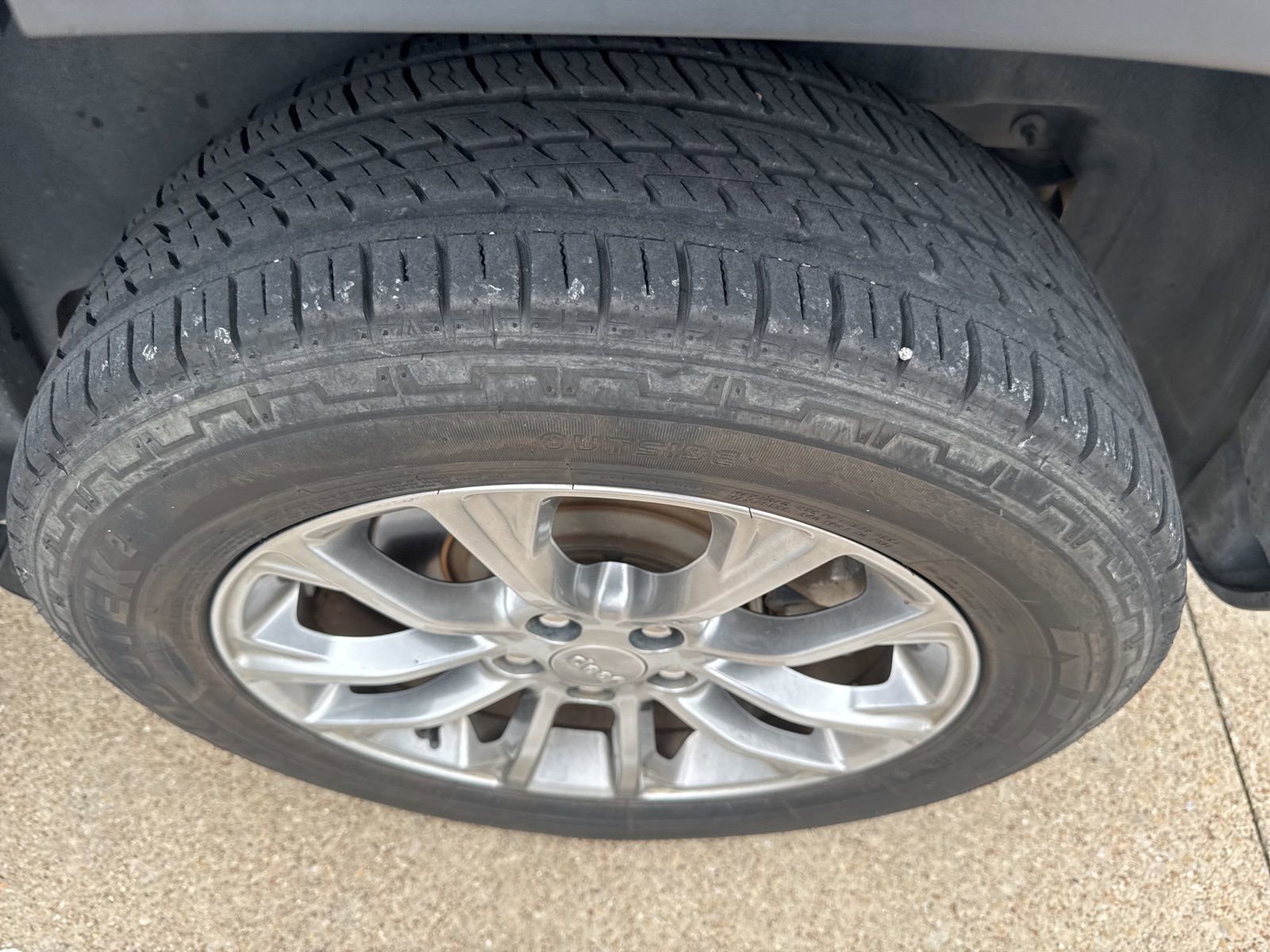 Used 2019 Jeep Cherokee Latitude Plus w/ Comfort/Convenience Group FWD image 3