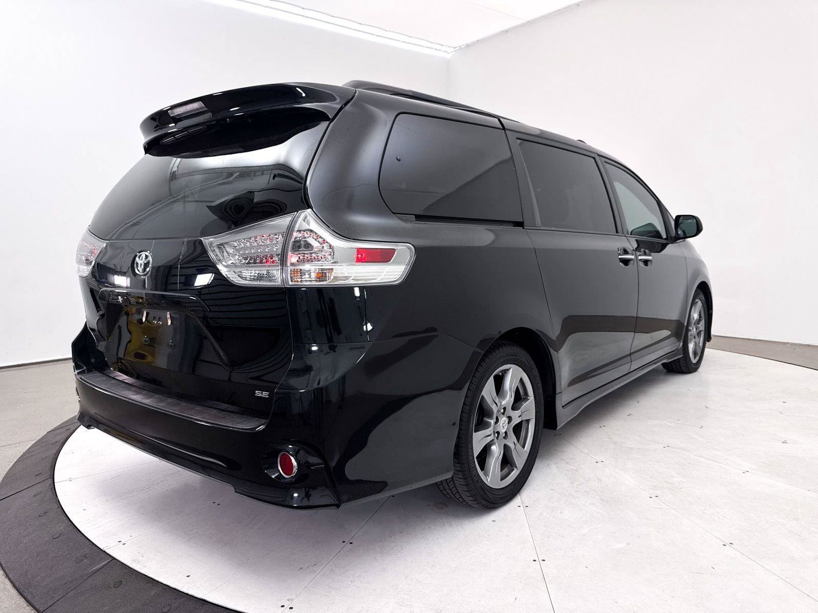 Used 2017 Toyota Sienna SE Premium FWD image 14