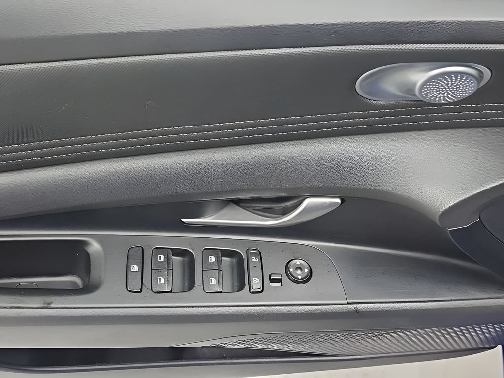 Certified 2025 Hyundai Elantra Limited FWD image 11