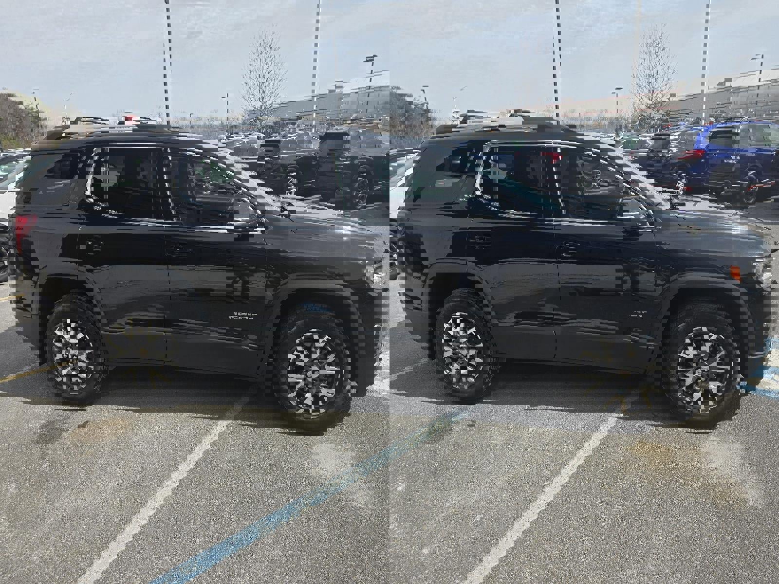 Used 2023 GMC Acadia SLE w/ Driver Convenience Package image 6