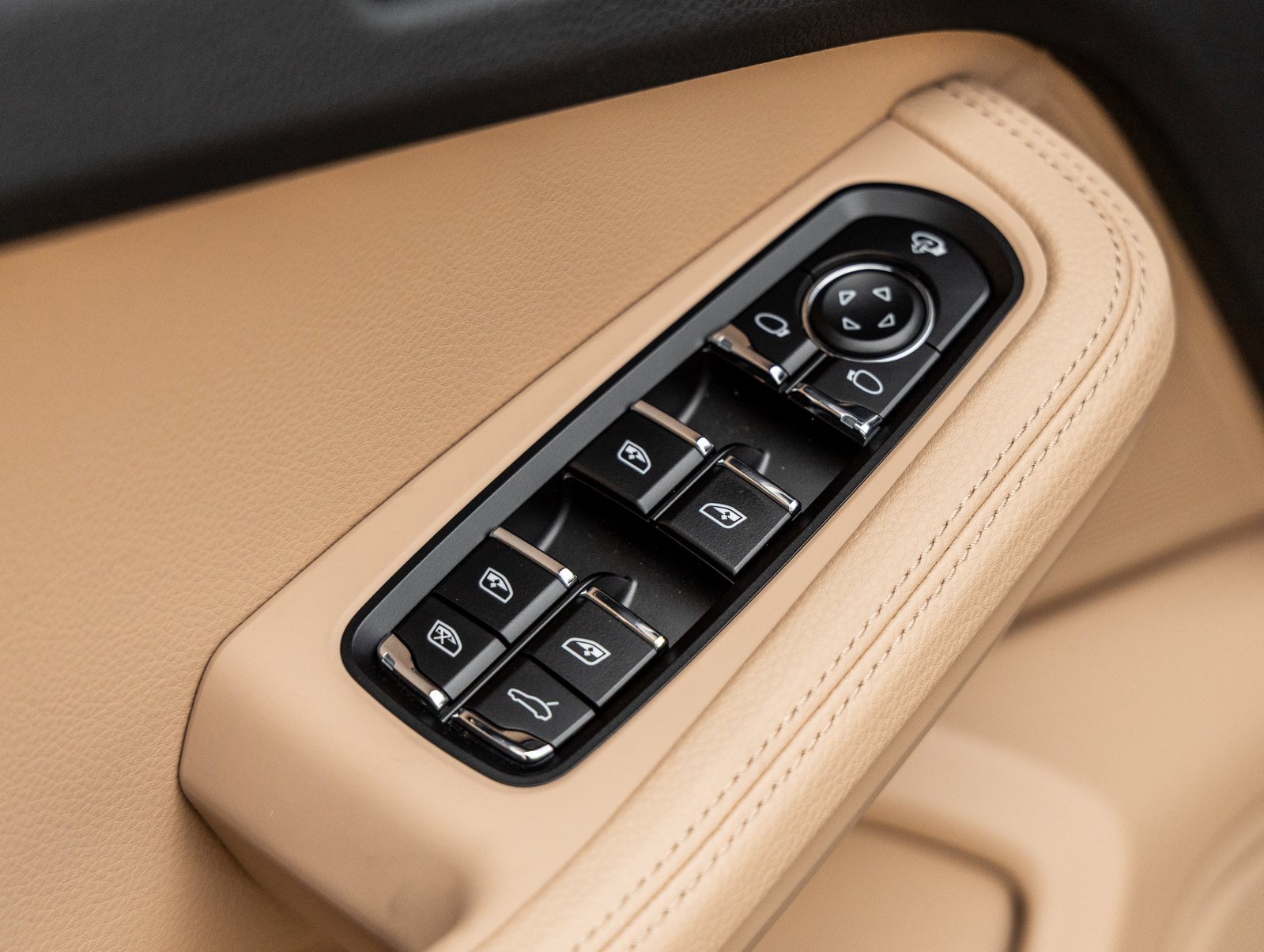 Used 2025 Porsche Macan image 19